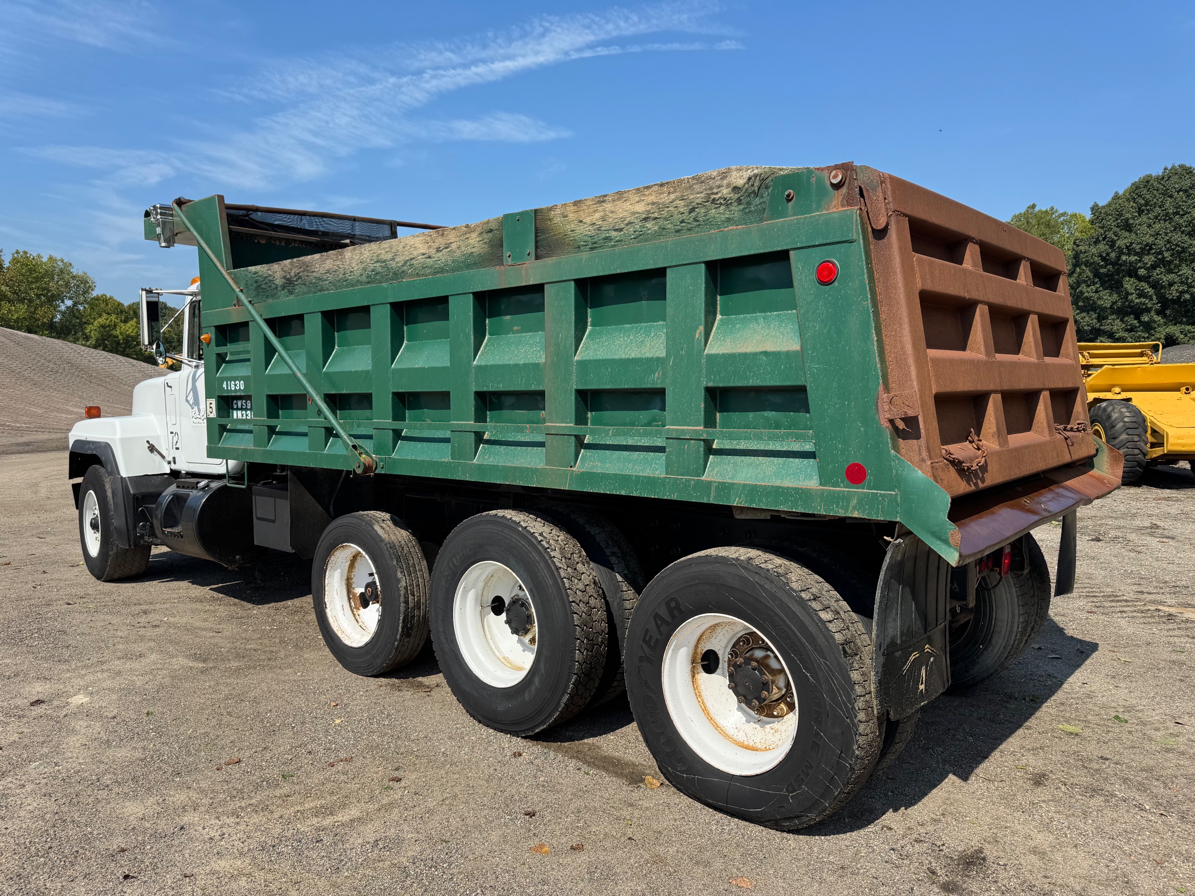 1993 Mack RD690S T/A Dump Truck (One owner Fleet maintained from new) (Prince George, VA) Unit 68 - photo 3