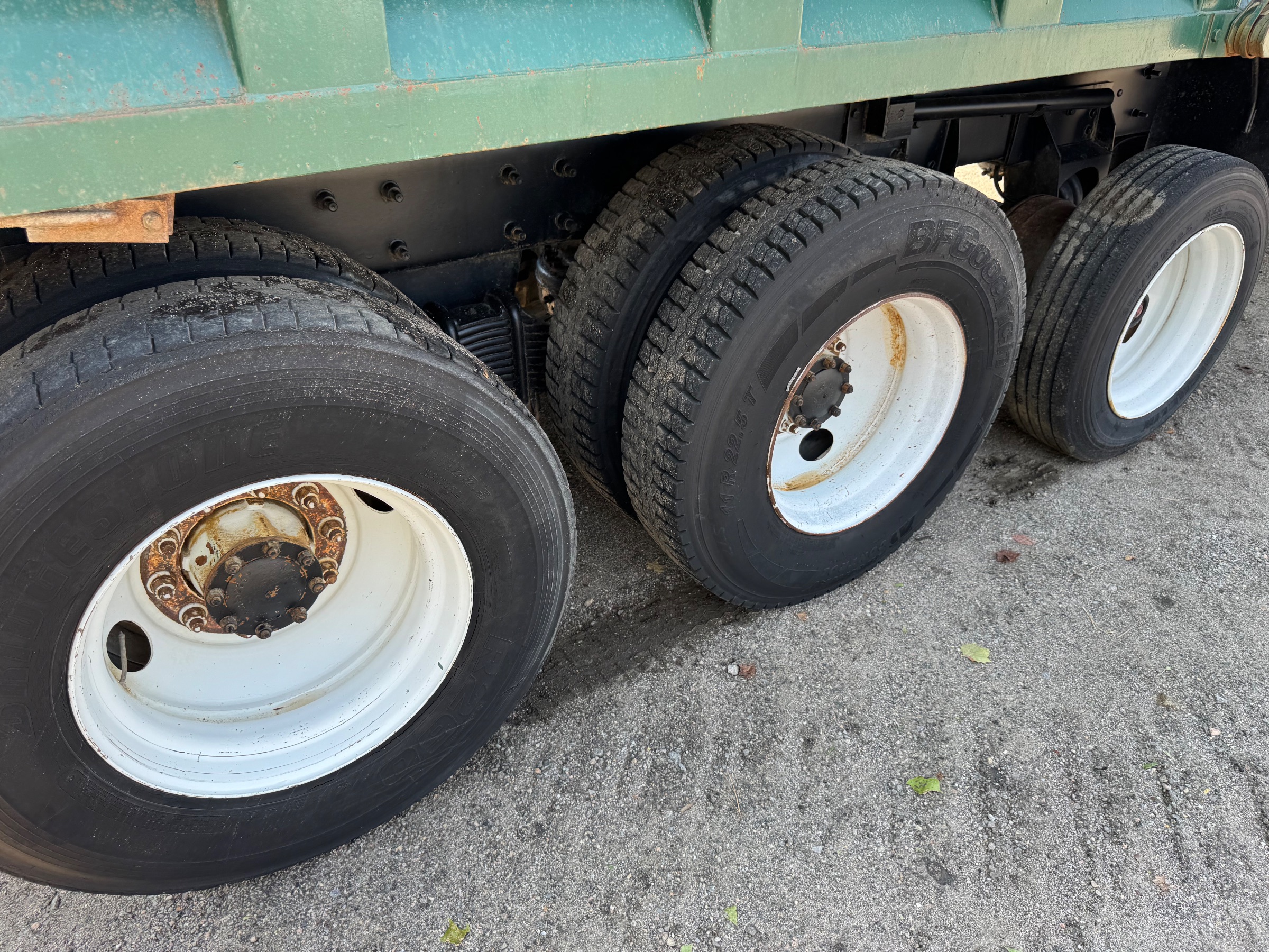 Undercarriage photo 4