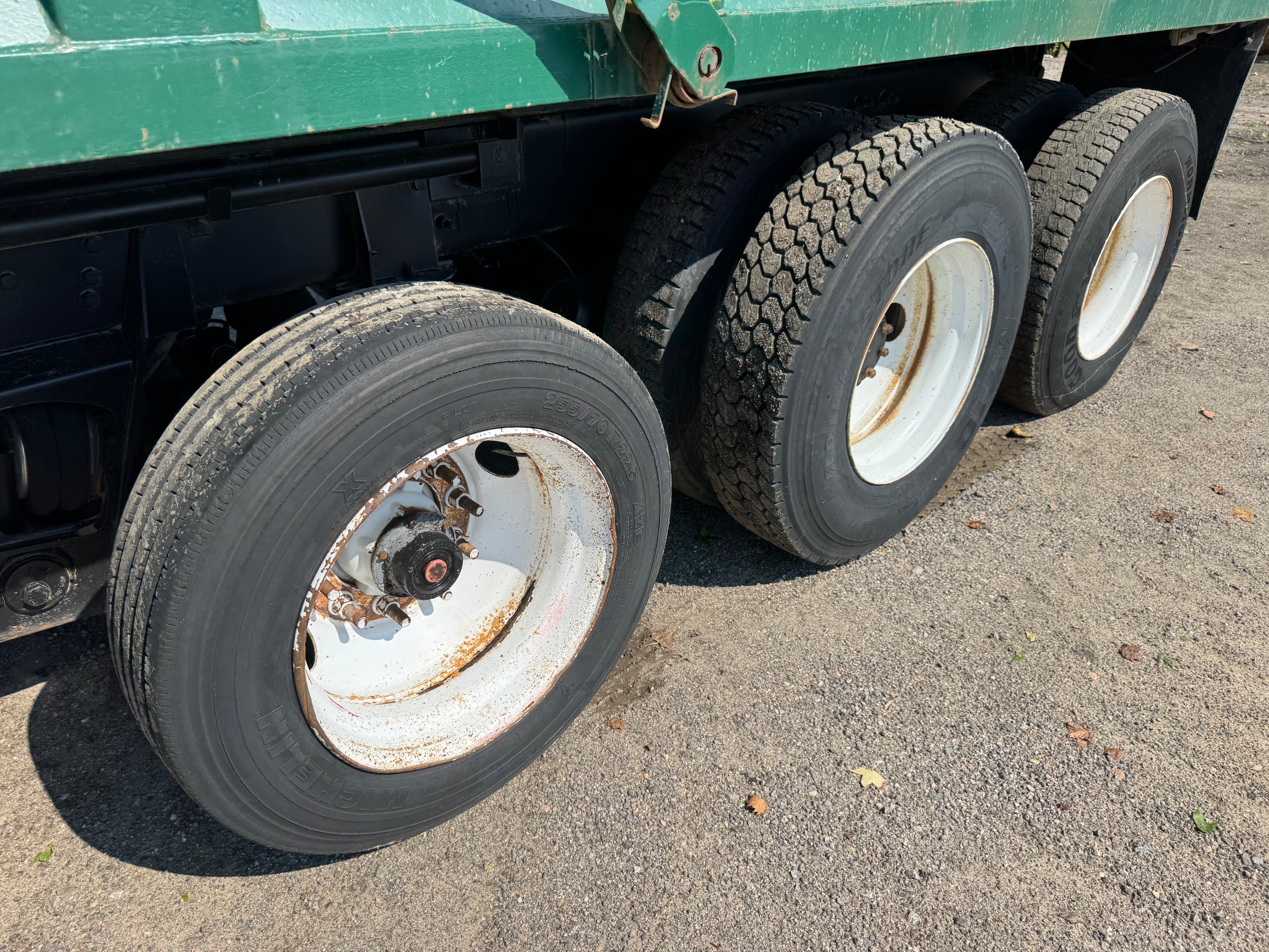 Undercarriage photo 3