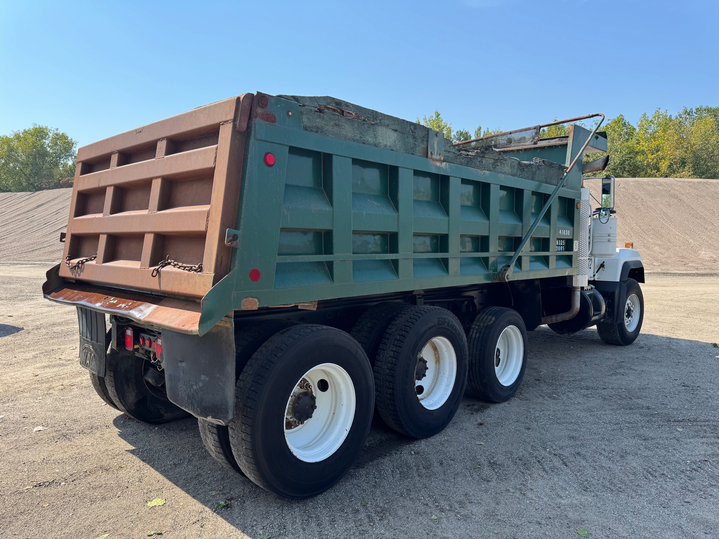 1993 Mack RD690S T/A Dump Truck (One owner Fleet maintained from new) (Prince George, VA) Unit 68 - photo 4